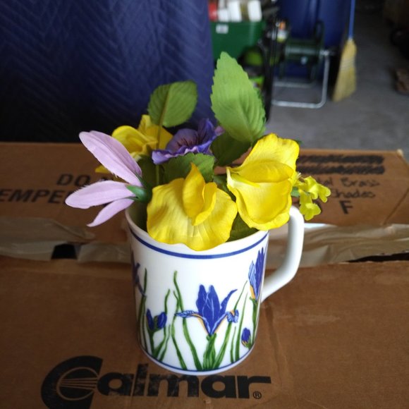 PRETTY IRIS PORCELAIN MUG WITH SILK FLOWER DECOR - Picture 2 of 5